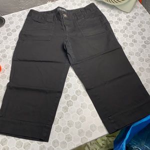 Spacegirly Sz 7 Cuffed Black Capri Pants